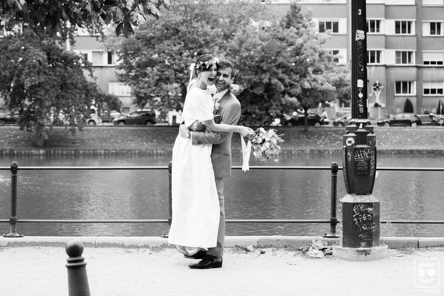 destination wedding Bruxelles fiume sposa in braccio urban