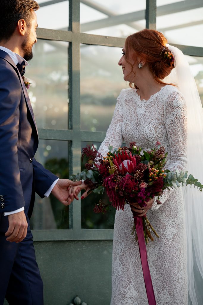 ritratto di sposi con bouquet autunnale