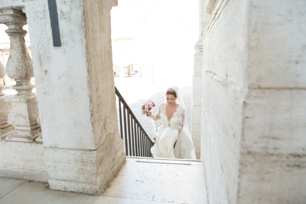 sposa sulle scale San Pietro Roma