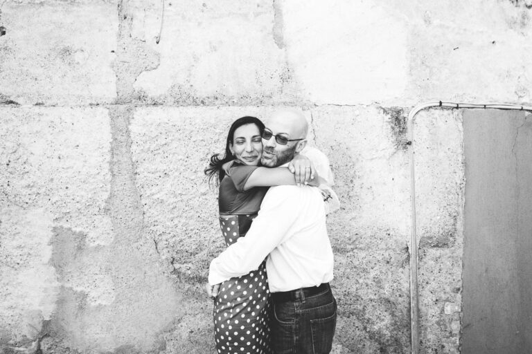 coppia abbracciata sul parete di mattoni antichi a Monteporzio Roma